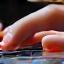 Main tenant un smartphone affichant l'application Livraison Gourmande