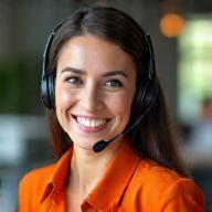 Équipe de support souriante au téléphone